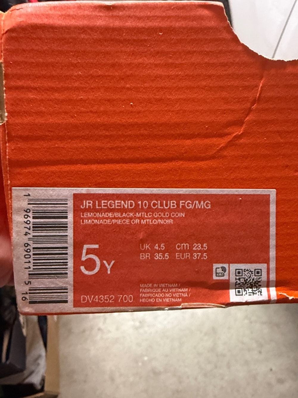 Nike JR Legend 10 Club Soccer Cleats in Lemonade/Black/Metallic Gold - Picture 2 of 6